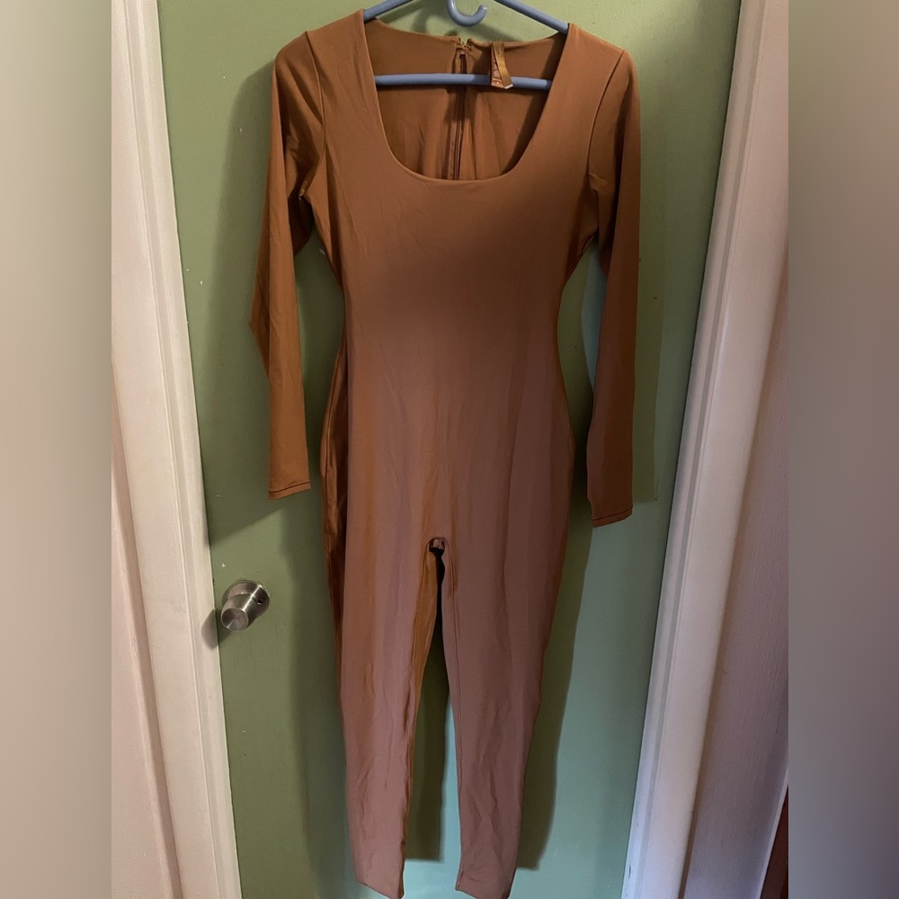 Skims *** Sz Medium All In One scoop neck long sleeve onesie catsuit